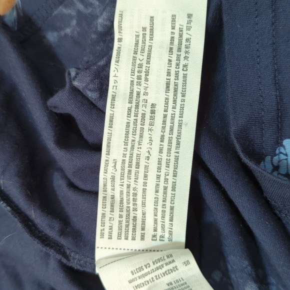 Hollister Crew Neck Tee Men's Short Sleeve Pineapple Novelty Print Tee Size Med. - Picture 4 of 4